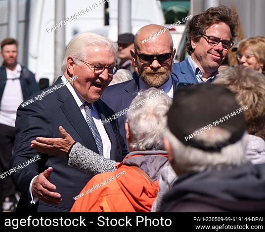 09 May 2023, Brandenburg, Senftenberg: German President Frank-Walter Steinmeier (l) is greeted by onlookers after his arrival at the market square