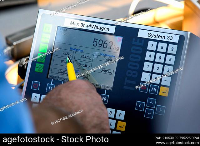 30 May 2021, Lower Saxony, Laatzen: An employee from the Traffic, Technology and Environment team at ADAC Lower Saxony / Saxony-Anhalt points to the display...