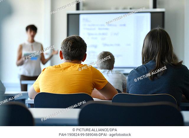 23 August 2019, Thuringia, Bad Frankenhausen: Kerstin Schröter, subject teacher for biology and chemistry, gives a ninth grade a biology lesson on the day of...