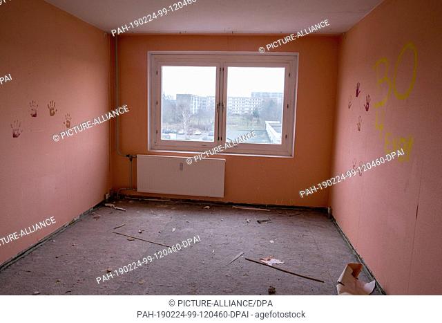 19 February 2019, Mecklenburg-Western Pomerania, Schwerin: Building rubble, carpet remnants and some furniture can be found in the empty apartments of the...