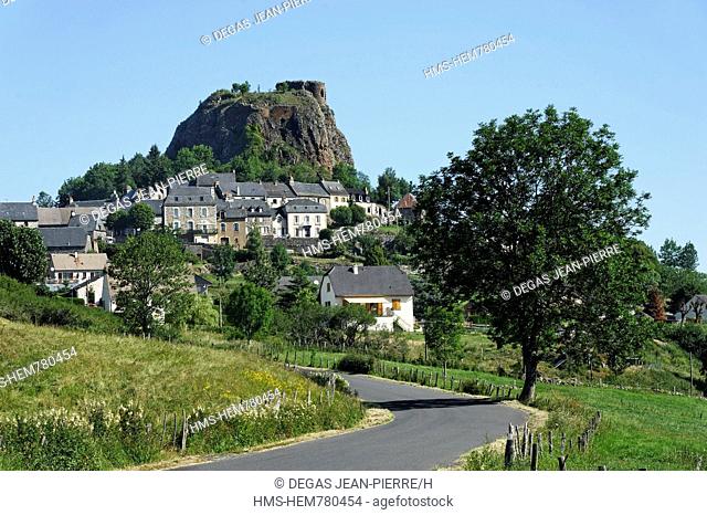 France, Cantal, Parc Naturel Regional des Volcans d'Auvergne Natural Regional Park of Auvergne Volcanoes, Apchon, village houses of volcanic rocks dominated by...