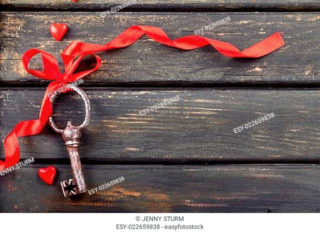 Schlüssel mit roten Schleifband