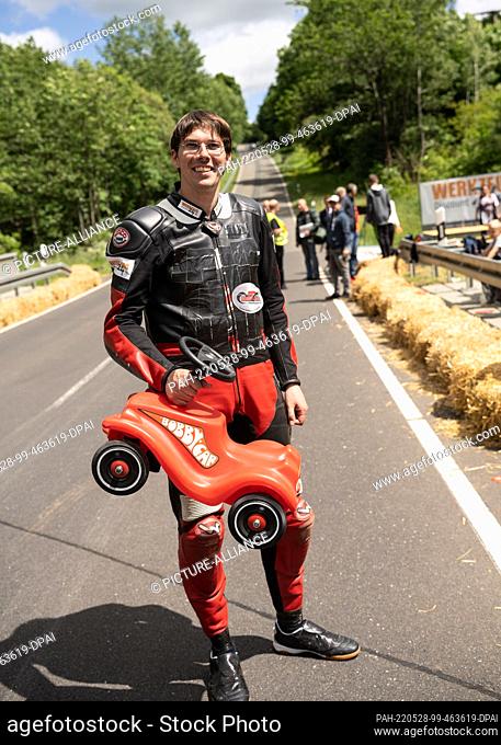28 May 2022, Hessen, Schotten: Marcel Paul from Hesse is on the track in the district of Sichenhausen with his regular bobby car with rubber tires