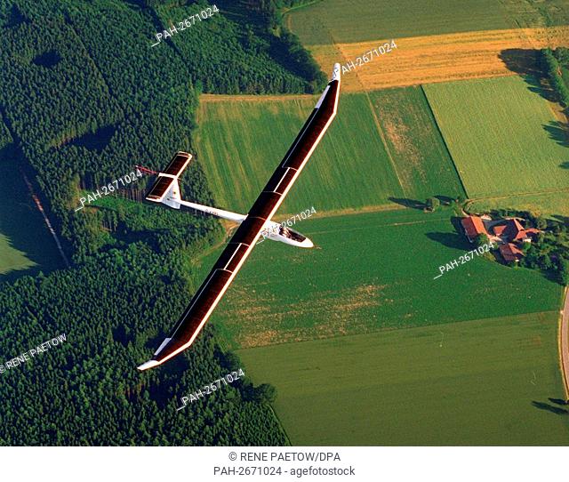 The solar aircraft ICARE 2 of the Faculty of Aerospace of the University of Stuttgart on a test flight on 4.7.1996 on Laupheim in Ulm