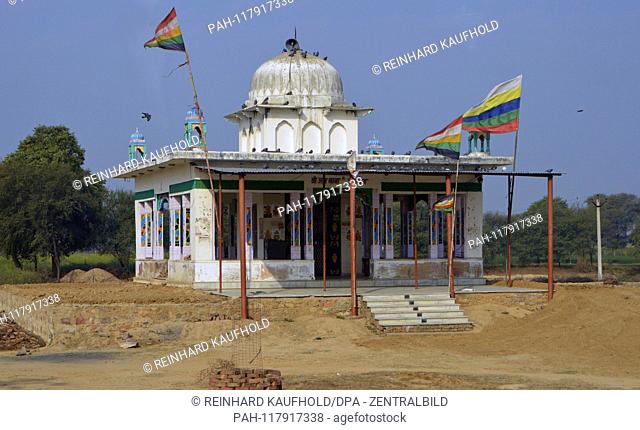 A small temple stands on the roadside in northern India in the state of Rajasthan, recorded on 01.02.2019 | usage worldwide. - /Rajasthan/Indien