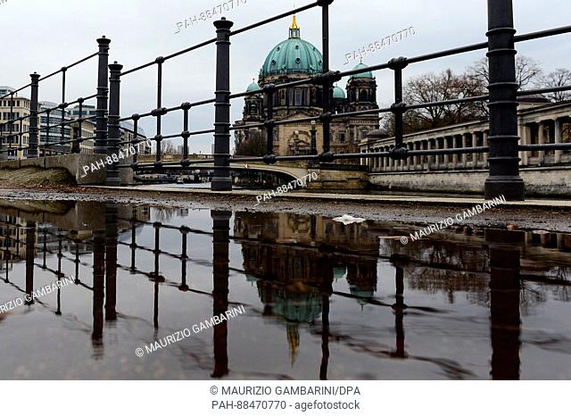 Italian tourists take photos of the dome in Berlin, Germany, 26 February 2017. Photo: Maurizio Gambarini/dpa | usage worldwide
