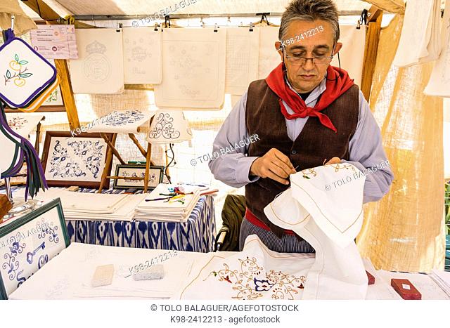 artesano bordando, mercadilo, Día de las Islas Baleares, Palma, Majorca, Balearic Islands, Spain