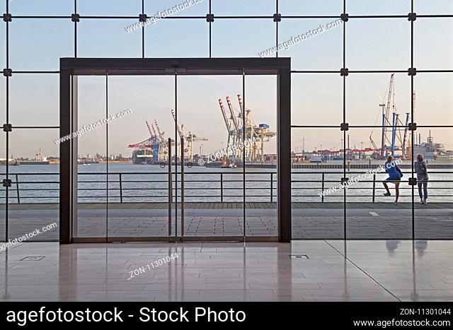 Blick auf den Hamburger Hafen durch ein Bürogebäude, Hamburg, Deutschland / View at Hamburg harbor out of an office building, Hamburg, Germany, Europe