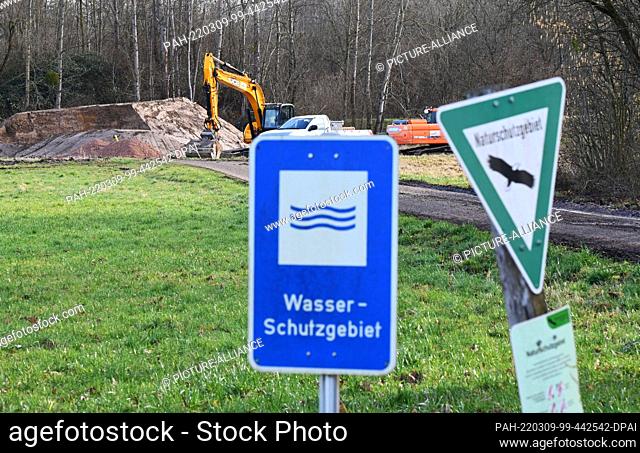 PRODUCTION - 25 February 2022, Baden-Wuerttemberg, Bühl: Near the Bühl-Balzhofen waterworks, there are signs saying ""water protection area"" and ""nature...