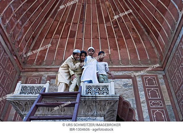 Friday Mosque, Jama Masjid, Jami Masjid, four boys standing on the pulpit, Old Delhi, India, Asia