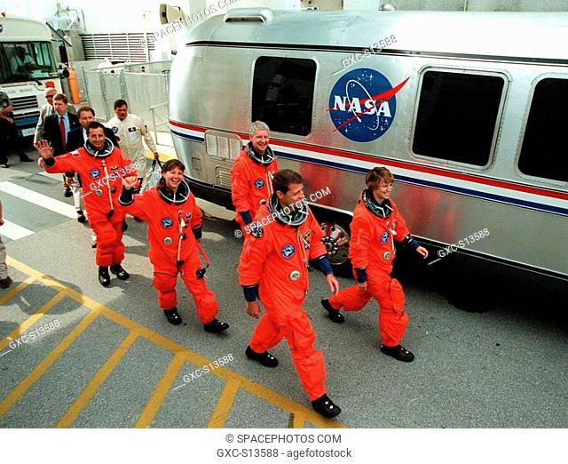 06/24/1999 --- STS-93 crew members eagerly head for the bus outside the Operations and Checkout Building for the trip to Launch Pad 39B