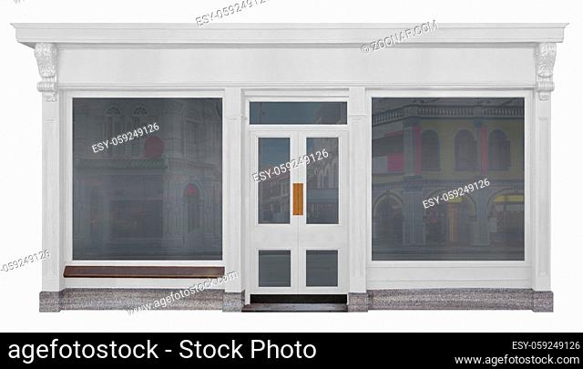 Geschäft mit weiß lackierter Front aus Holz freigestellt auf weißem Hintergrund