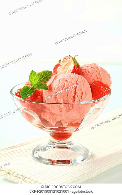Ice cream sundae with fresh strawberries