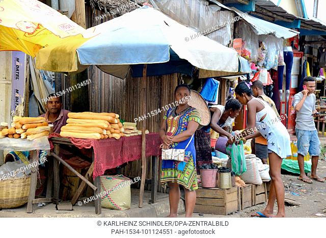 18 January 2018, Madagascar, Ambatoloaka: Market bustle in the fishing village of Ambatoloaka on the island of Nosy Be off the north-west coast of Madagascar