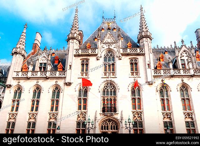 Die Fassade des Provinzialpalast - Regierungssitz der Provinz Westflandern - am Großen Markt von Brügge, Belgien