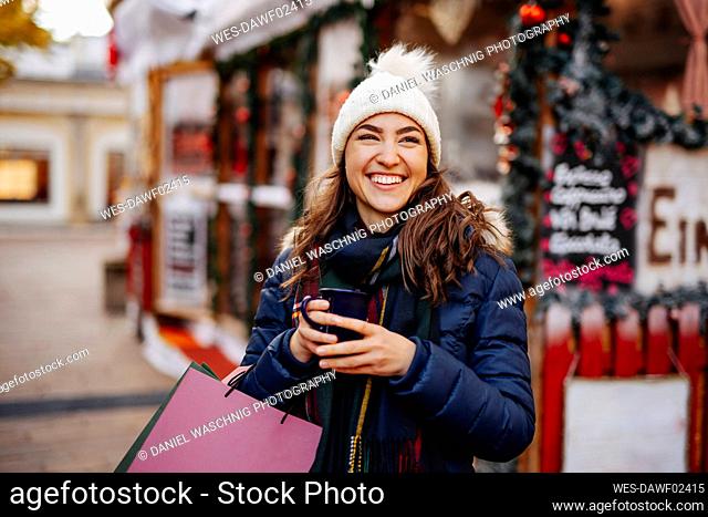 Mujer joven disfrutando del vino en el Mercado de Navidad