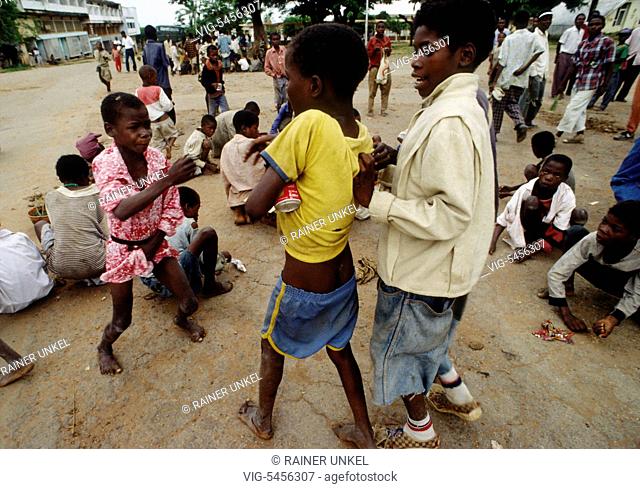 ANGOLA, MALANJE, 09.12.1993, AGO , ANGOLA : Street children in Malanje are fighting over rice which has fallen from a truck , December 1993 - Malanje, Malanje