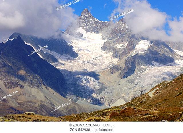 Alpine Landschaft bei Zermatt mit Oberes Gabelhorn und Wellkuppe im Hintergrund, Zermatt, Wallis, Schweiz / Alpine landscape near Zermatt, Mt