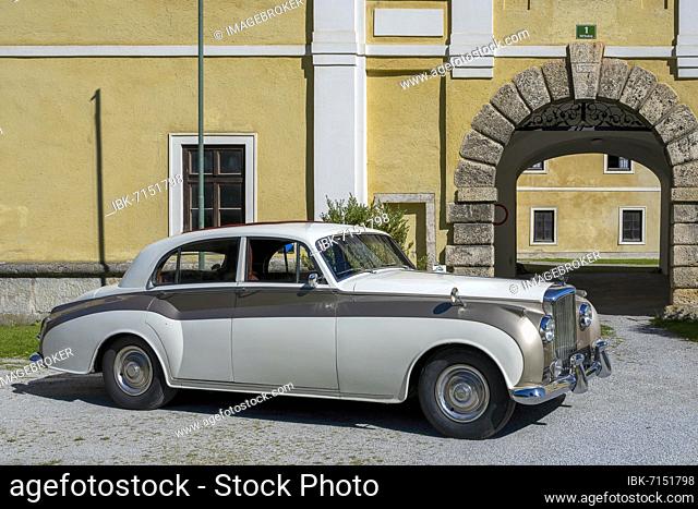 Vintage Bentley S1 SDN James Young built 1956, 4 gears, 4, 887 cc capacity, 1, 425 kg weight, 6 cylinders, 120 km/h, Stift Neuberg, Austria, Europe