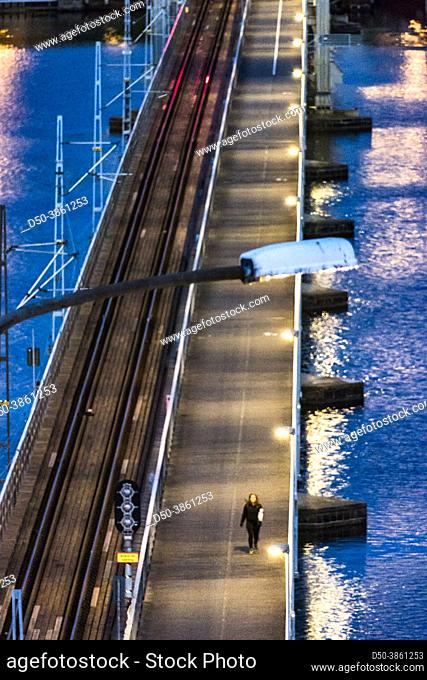 Estocolmo, Suecia Peatones en el puente Lidingo por la noche