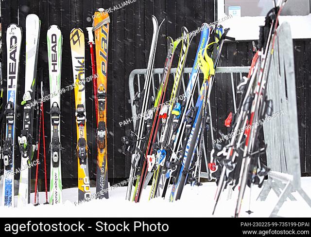 25 February 2023, North Rhine-Westphalia, Winterberg: Skis are leaning against a wooden wall on a ski slope. Photo: Thomas Banneyer/dpa
