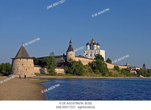 The walls of the Kremlin (Krom), 13th century, Velikaja river, and the Trinity cathedral (founded in 1138 and rebuilt in the 17th century), Pskov, Russia