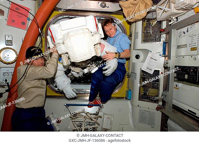 Commanders of the STS-122 Atlantis crew and the International Space Station's expedition, respectively, astronauts Steve Frick and Peggy Whitson