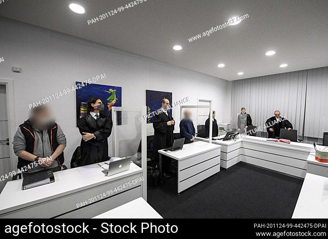 24 November 2020, Lower Saxony, Einbeck: The two defendants stand next to their defence lawyers Christopher Klein (2nd from left) and Andreas Wölfel (3rd from...