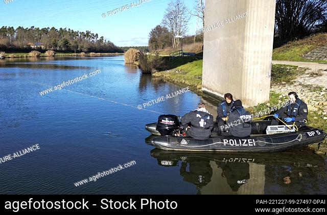 27 December 2022, Bavaria, Nuremberg: Divers search for clues under a bridge. Police have begun searching the Main-Danube Canal near Nuremberg in the search for...
