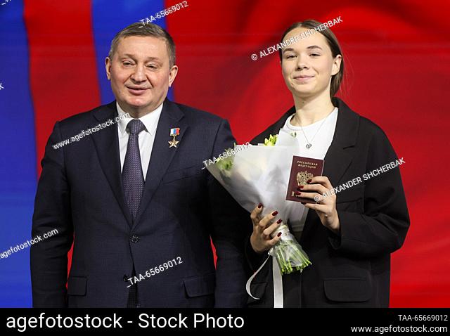 RUSSIA, MOSCOW - 12 de diciembre de 2023: El gobernador de la región de Volgograd, Andrei Bocharov (L) presenta una fotografía durante una ceremonia para...
