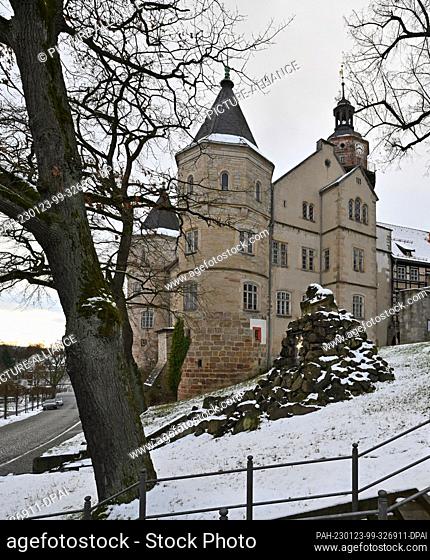 23 January 2023, Thuringia, Schleusingen: Snow lies in front of Bertholdsburg Castle. Extensive restoration work is currently being prepared by experts