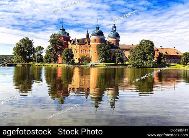 Gripsholm Castle reflected in Lake Mälaren, Lake Mälaren, Mariefred, Strängnäs, Södermanlands län, Sweden, Europe
