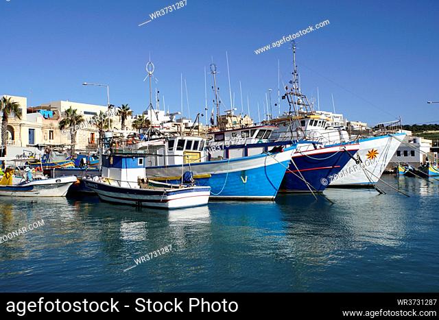 traditionelle, bunte Fischerboote im Hafen von Marsaxlokk, Malta