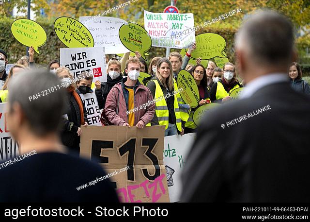 11 October 2022, Baden-Württemberg, Stuttgart: Psychotherapists in training take part in a rally at the site of collective bargaining for around 26