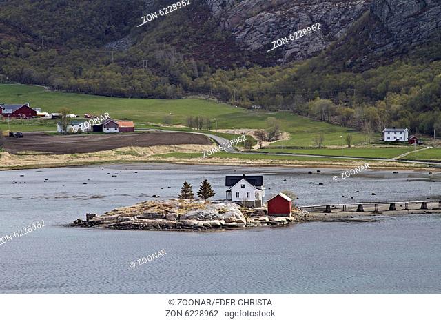 Norwegisches Wohnhaus auf einer Schäre über einen Steg mit dem Land verbunden