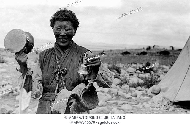 stregone e mendicante tibetano, spedizione italiana in tibet, 1920-30 // witch doctor and Tibetan beggar, Italian expedition in Tibet, 1920-30