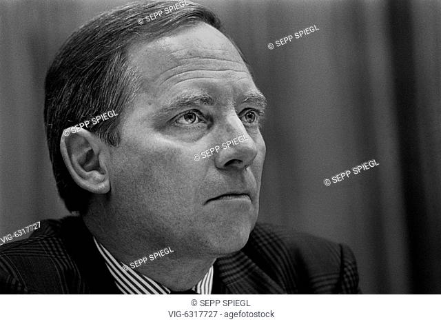 Germany, Bonn, 15.02.1989 Archiv-Nr.: 03-29-01a Wolfgang Schaeuble, Chef des Bundeskanzleramtes vor der Bundespressekonferenz - BONN, , Germany, 15/02/1989