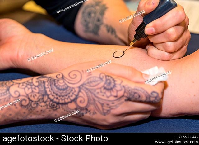 Person gestaltet am Arm Henna-Tattoo - Mehndi