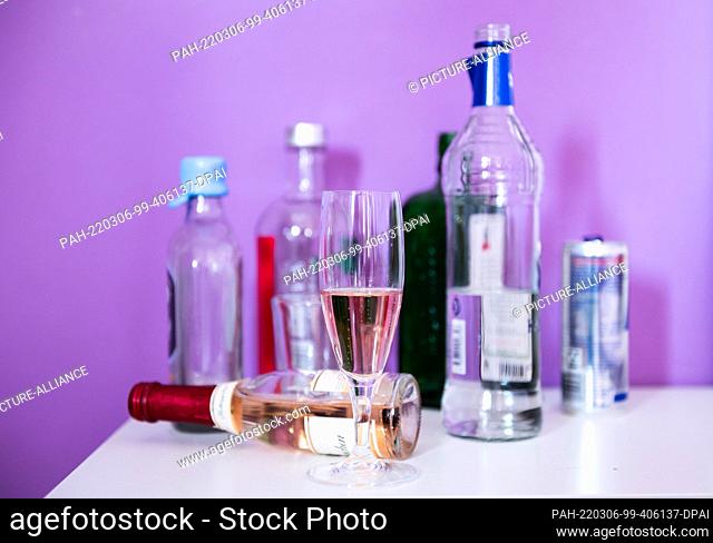 04 March 2022, Baden-Wuerttemberg, Rottweil: Illustration: Bottles with alcohol as well as glasses are on the nightstand of a teenager