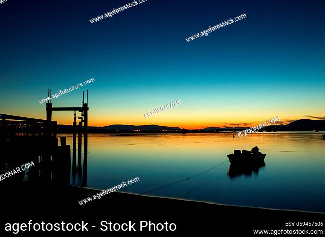 Stimmungsvolles Licht nach dem Sonnenuntergang auf Sidney Island, Vancouver Island, British Columbia, Kanada. Beautiful light after sunset on Sidney Island