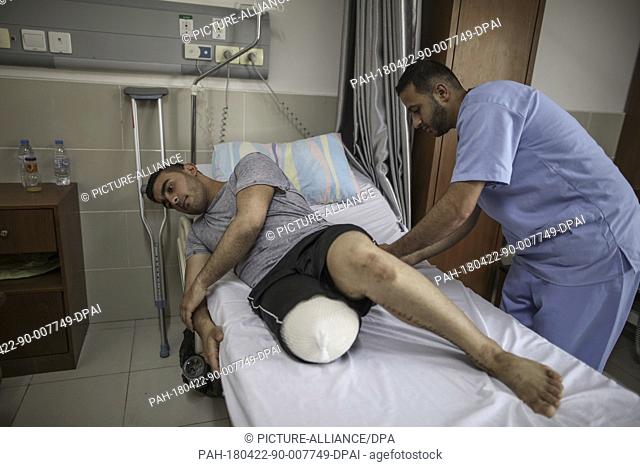 dpatop - Palestinian cyclist Alaa Al-Daly, 21, who lost his leg by a bullet fired by Israeli troops during clashes along the borders between Israel and Gaza