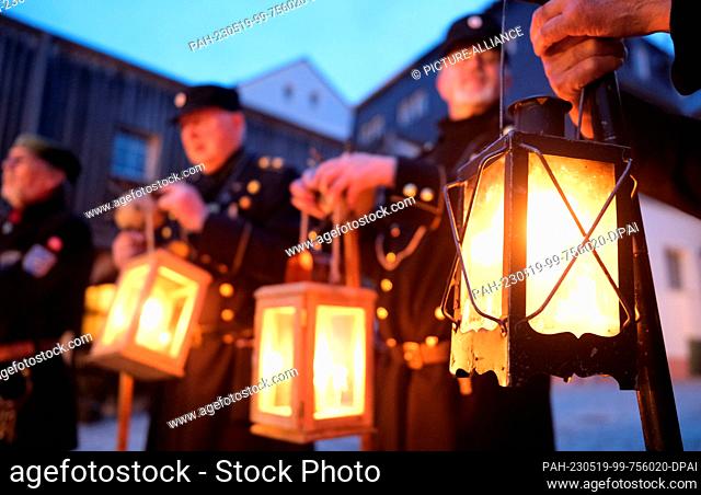 19 May 2023, Saxony, Zwönitz: Night watchmen stand together with their lanterns. From 19 to 21.05.2023, the 38th European Night Watchman and Turk Meeting of the...