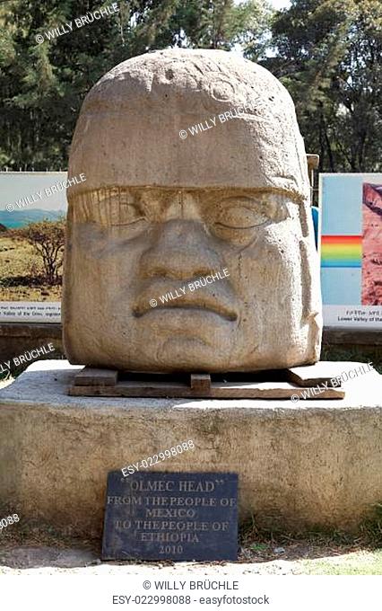 Olmekischer Kopf vor dem Nationalmuseum Addis Abeba