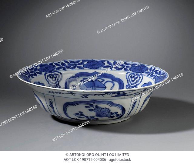 Klapmuts bowl with birds on a rock, symbolic objects and flower sprays, Klapmuts bowl made of porcelain with a scalloped edge, painted in underglaze blue
