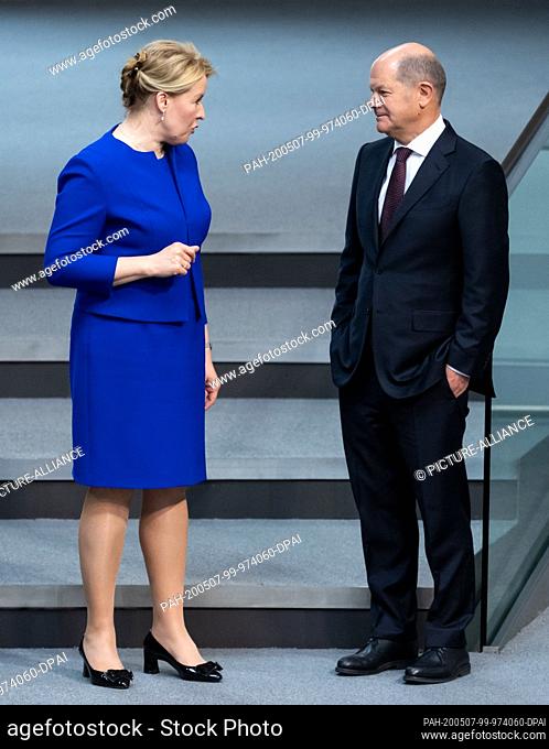 07 May 2020, Berlin: Franziska Giffey (SPD), Federal Minister for Family Affairs, and Olaf Scholz (SPD), Federal Minister of Finance