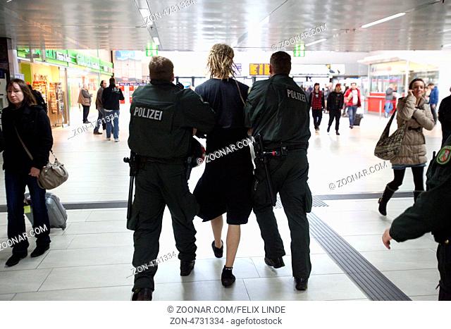 Ein Gegendemonstrant wird von Polizisten durch den Duesseldorfer Hauptbahnhof abgefuehrt. Nach einer rechtsextremen Kundgebung auf dem Reeser Platz