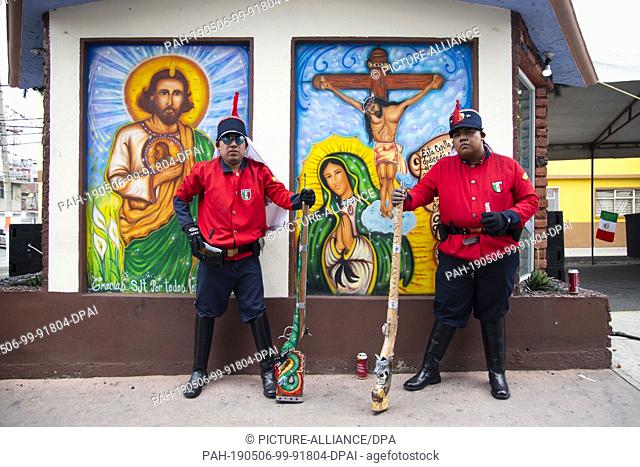 05 May 2019, Mexico, Mexiko-Stadt: Two men in uniforms stand in front of a mural as part of a reenactment of the Battle of Puebla