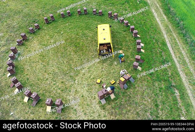 18 May 2020, Brandenburg, Briesen: In the circle are hives (bee boxes, where the honeycombs are hung) from the beekeeping Bernd Janthur and Martin Müller GbR on...