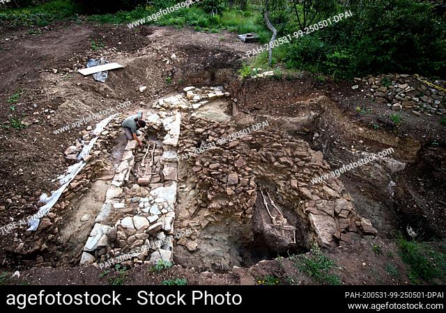28 May 2020, Saxony-Anhalt, Zeitz: Holger Rode, archaeologist, works in an excavation in the area of the former Posa monastery near Zeitz next to a burial