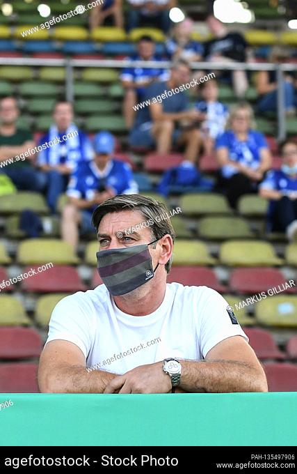 Sports director Oliver Kreuzer (KSC) watches the players warming up. GES / Football / DFB-Pokal: Karlsruher SC - Union Berlin